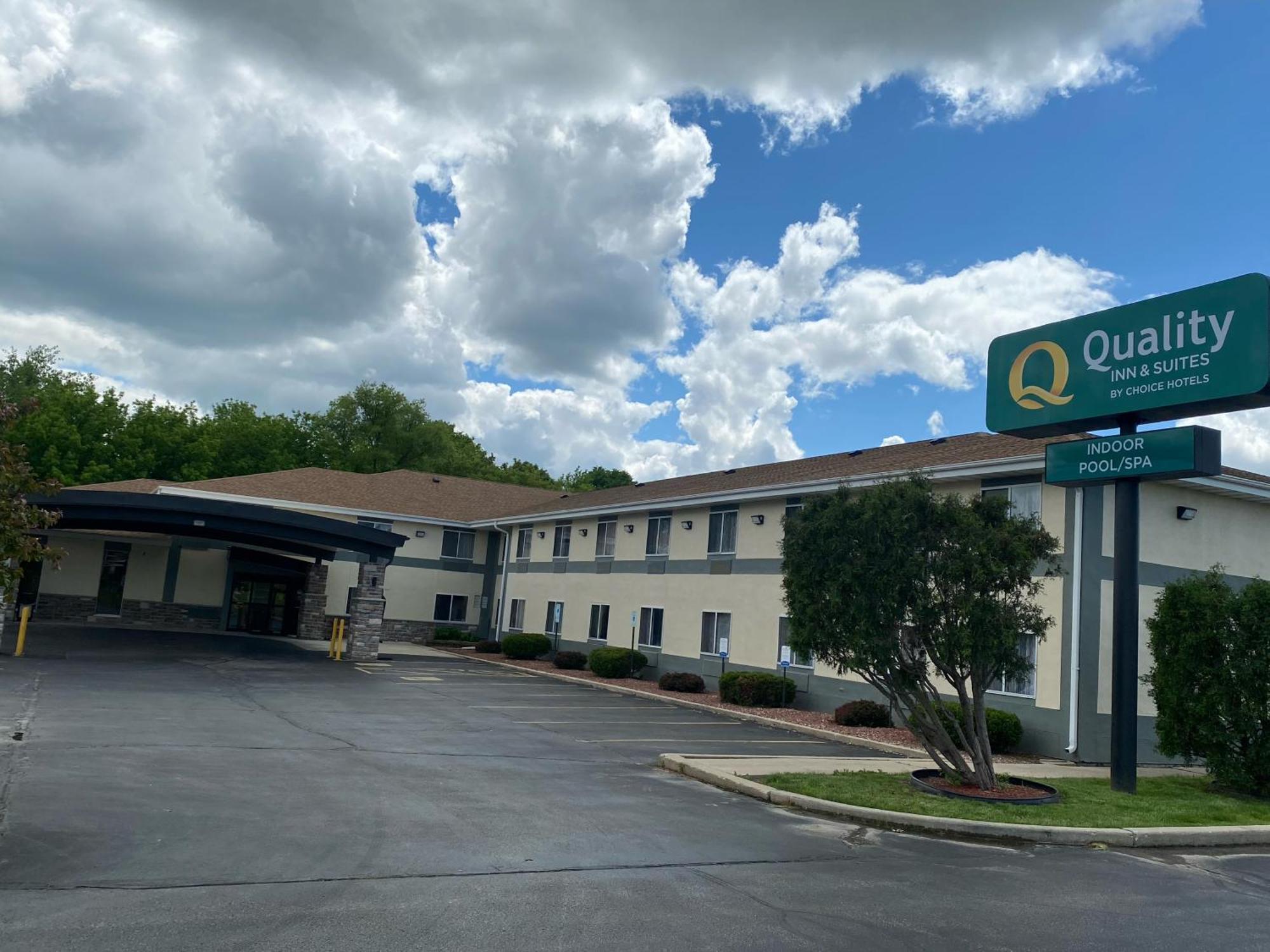 Quality Inn & Suites West Bend Exterior foto